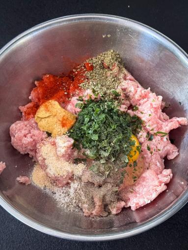 Zdjęcie - Zrazy z boczkiem i papryką - Przepisy kulinarne ze zdjęciami