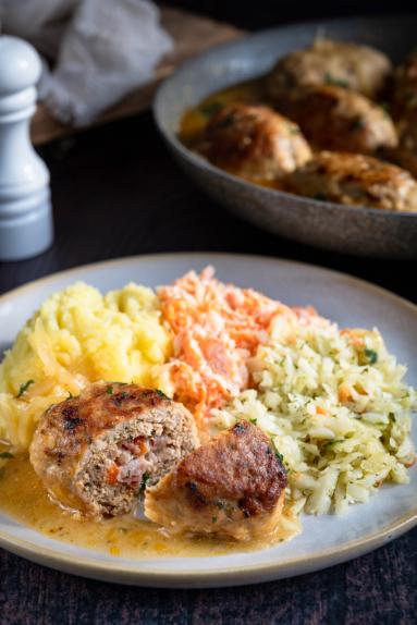 Zdjęcie - Zrazy z boczkiem i papryką - Przepisy kulinarne ze zdjęciami