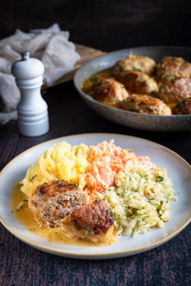 Zdjęcie - Zrazy z boczkiem i papryką - Przepisy kulinarne ze zdjęciami