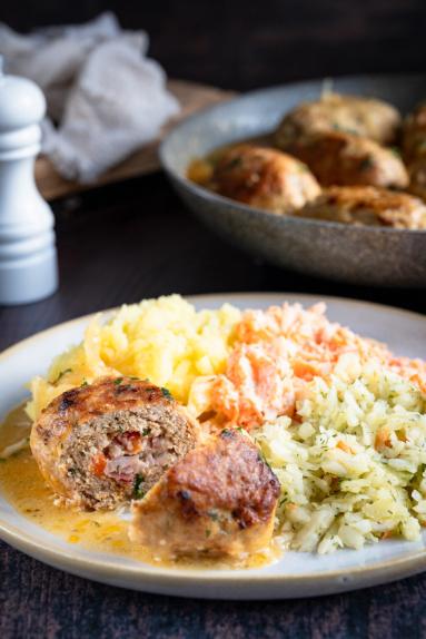 Zdjęcie - Zrazy z boczkiem i papryką - Przepisy kulinarne ze zdjęciami