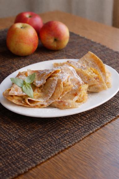 Zdjęcie - Naleśniki orkiszowe z jabłkami - Przepisy kulinarne ze zdjęciami