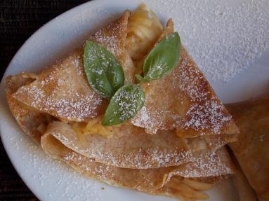 Zdjęcie - Naleśniki orkiszowe z jabłkami - Przepisy kulinarne ze zdjęciami