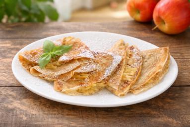 Zdjęcie - Naleśniki orkiszowe z jabłkami - Przepisy kulinarne ze zdjęciami