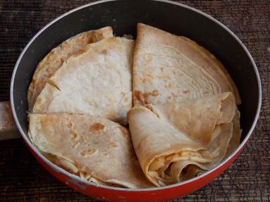 Zdjęcie - Naleśniki orkiszowe z jabłkami - Przepisy kulinarne ze zdjęciami