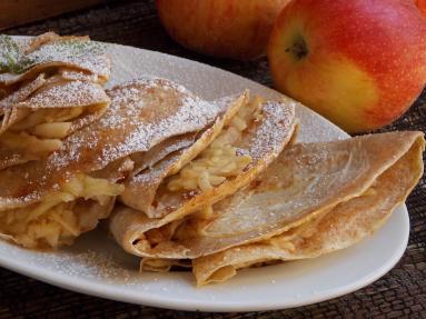 Zdjęcie - Naleśniki orkiszowe z jabłkami - Przepisy kulinarne ze zdjęciami
