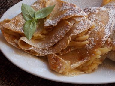 Zdjęcie - Naleśniki orkiszowe z jabłkami - Przepisy kulinarne ze zdjęciami