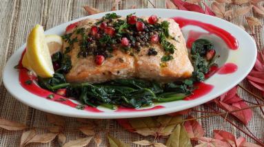 Zdjęcie - Łosoś pieczony z kolorowym pieprzem - Przepisy kulinarne ze zdjęciami