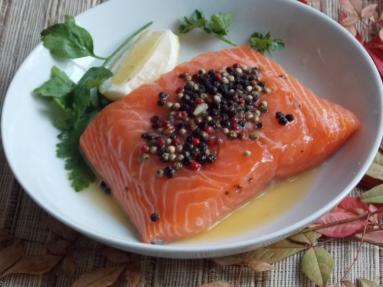 Zdjęcie - Łosoś pieczony z kolorowym pieprzem - Przepisy kulinarne ze zdjęciami