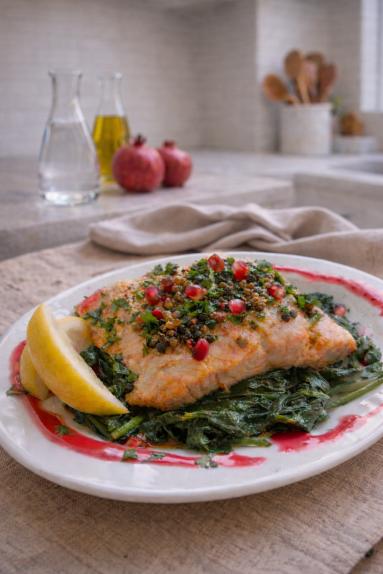 Zdjęcie - Łosoś pieczony z kolorowym pieprzem - Przepisy kulinarne ze zdjęciami