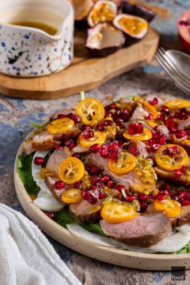 Zdjęcie - Sałatka z kaczką i winegretem z marakui - Przepisy kulinarne ze zdjęciami