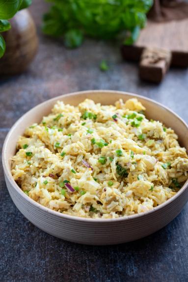 Zdjęcie - Sałatka z kurczakiem, ananasem i ryżem - Przepisy kulinarne ze zdjęciami