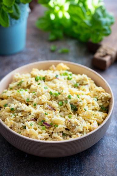 Zdjęcie - Sałatka z kurczakiem, ananasem i ryżem - Przepisy kulinarne ze zdjęciami