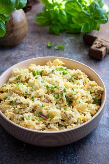 Zdjęcie - Sałatka z kurczakiem, ananasem i ryżem - Przepisy kulinarne ze zdjęciami