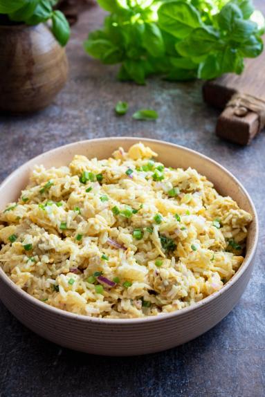 Zdjęcie - Sałatka z kurczakiem, ananasem i ryżem - Przepisy kulinarne ze zdjęciami