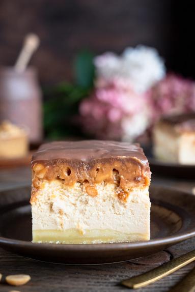 Zdjęcie - Sernik Snickers - Przepisy kulinarne ze zdjęciami