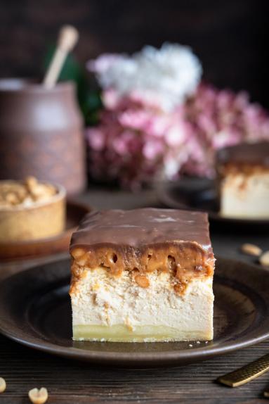 Zdjęcie - Sernik Snickers - Przepisy kulinarne ze zdjęciami