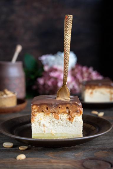 Zdjęcie - Sernik Snickers - Przepisy kulinarne ze zdjęciami