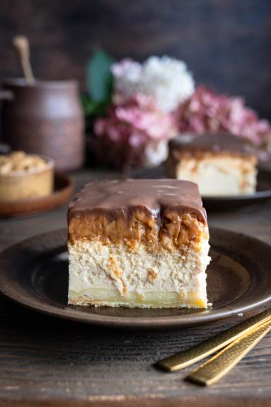 Zdjęcie - Sernik Snickers - Przepisy kulinarne ze zdjęciami