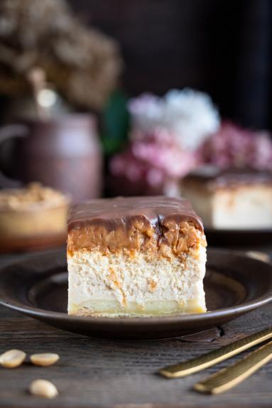 Zdjęcie - Sernik Snickers - Przepisy kulinarne ze zdjęciami