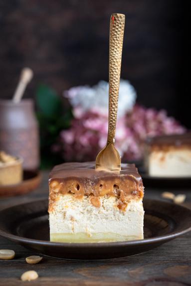 Zdjęcie - Sernik Snickers - Przepisy kulinarne ze zdjęciami