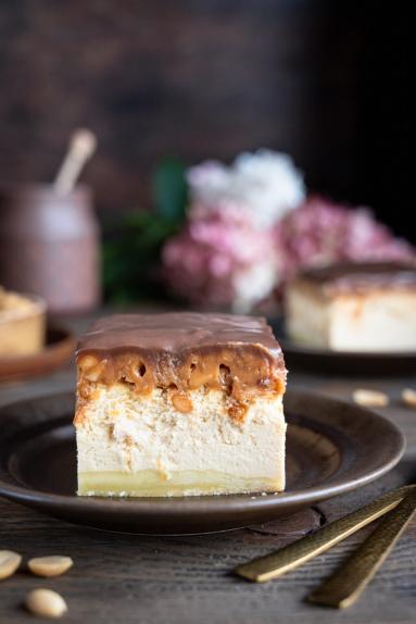 Zdjęcie - Sernik Snickers - Przepisy kulinarne ze zdjęciami