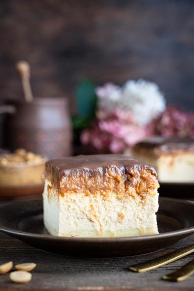 Zdjęcie - Sernik Snickers - Przepisy kulinarne ze zdjęciami