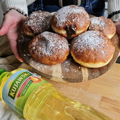Zdjęcie - Pączki z czekoladą - Przepisy kulinarne ze zdjęciami