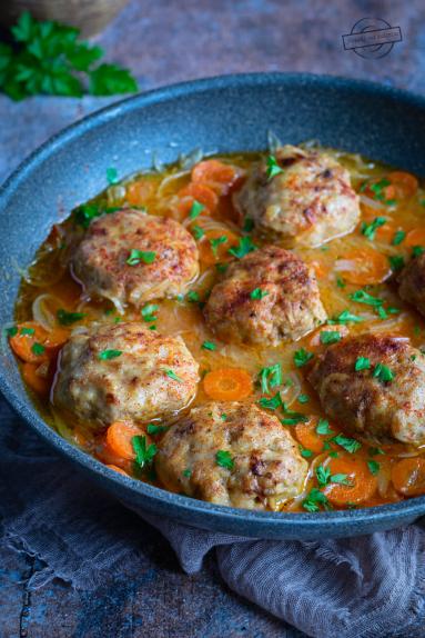 Zdjęcie - Kotleciki drobiowe w sosie cebulowym z marchewką - Przepisy kulinarne ze zdjęciami