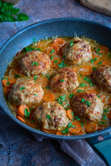 Zdjęcie - Kotleciki drobiowe w sosie cebulowym z marchewką - Przepisy kulinarne ze zdjęciami