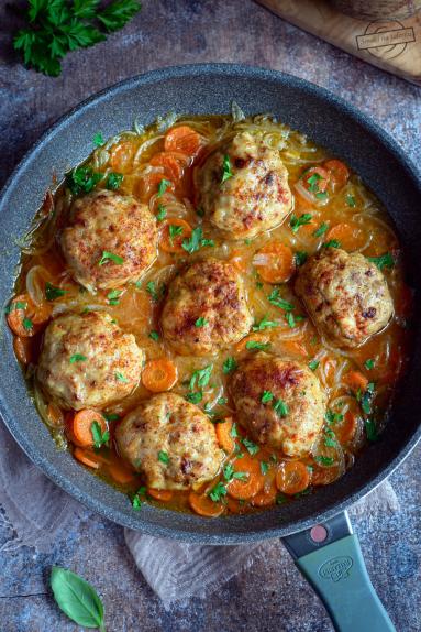 Zdjęcie - Kotleciki drobiowe w sosie cebulowym z marchewką - Przepisy kulinarne ze zdjęciami