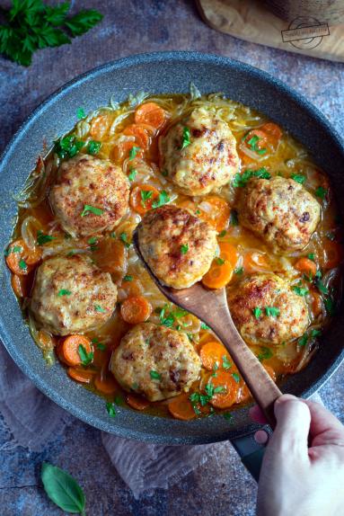 Zdjęcie - Kotleciki drobiowe w sosie cebulowym z marchewką - Przepisy kulinarne ze zdjęciami