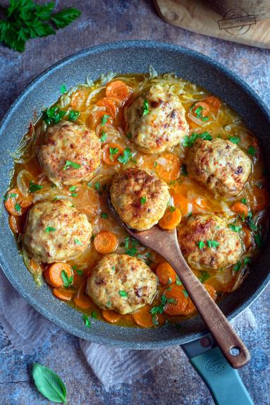 Zdjęcie - Kotleciki drobiowe w sosie cebulowym z marchewką - Przepisy kulinarne ze zdjęciami