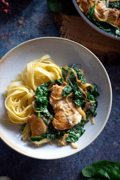 Zdjęcie - Polędwiczki z indyka ze szpinakiem - Przepisy kulinarne ze zdjęciami