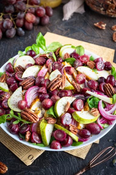 Zdjęcie - Sałatka z kurczakiem i pieczonymi winogronami - Przepisy kulinarne ze zdjęciami