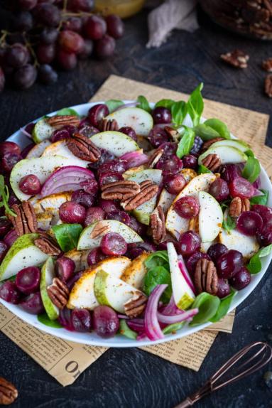 Zdjęcie - Sałatka z kurczakiem i pieczonymi winogronami - Przepisy kulinarne ze zdjęciami