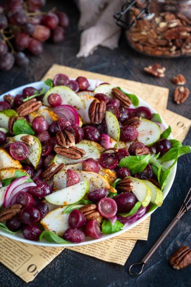 Zdjęcie - Sałatka z kurczakiem i pieczonymi winogronami - Przepisy kulinarne ze zdjęciami