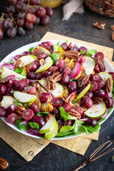 Zdjęcie - Sałatka z kurczakiem i pieczonymi winogronami - Przepisy kulinarne ze zdjęciami