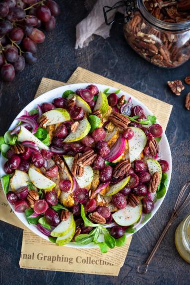 Zdjęcie - Sałatka z kurczakiem i pieczonymi winogronami - Przepisy kulinarne ze zdjęciami