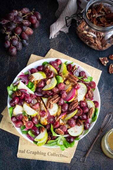 Zdjęcie - Sałatka z kurczakiem i pieczonymi winogronami - Przepisy kulinarne ze zdjęciami