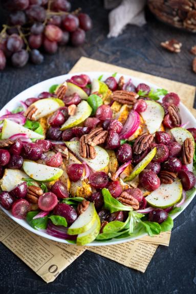 Zdjęcie - Sałatka z kurczakiem i pieczonymi winogronami - Przepisy kulinarne ze zdjęciami