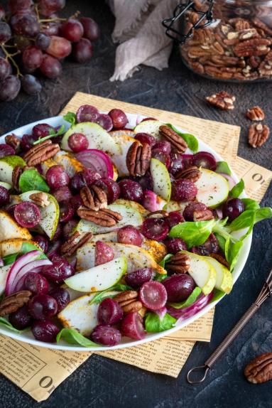 Zdjęcie - Sałatka z kurczakiem i pieczonymi winogronami - Przepisy kulinarne ze zdjęciami