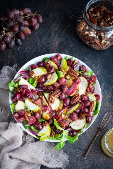 Zdjęcie - Sałatka z kurczakiem i pieczonymi winogronami - Przepisy kulinarne ze zdjęciami