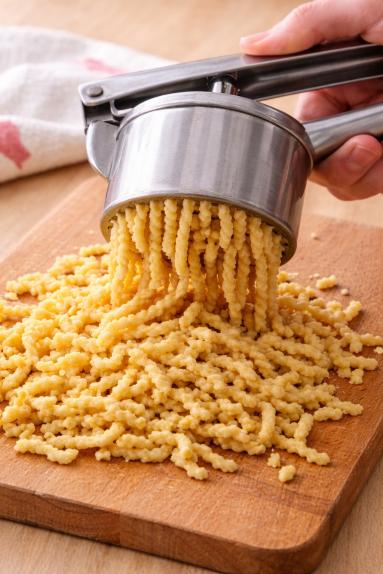 Zdjęcie: Passatelli in brodo /serowe kluseczki w rosole Zdjęcie - Passatelli in brodo /serowe kluseczki w rosole - Przepisy kulinarne ze zdjęciami