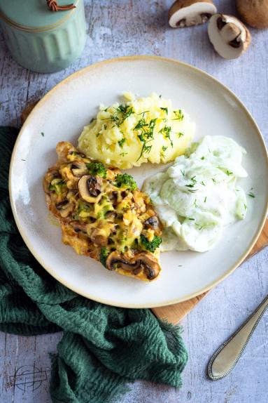 Zdjęcie - Piersi kurczaka z pieczarkami, brokułem i serem - Przepisy kulinarne ze zdjęciami