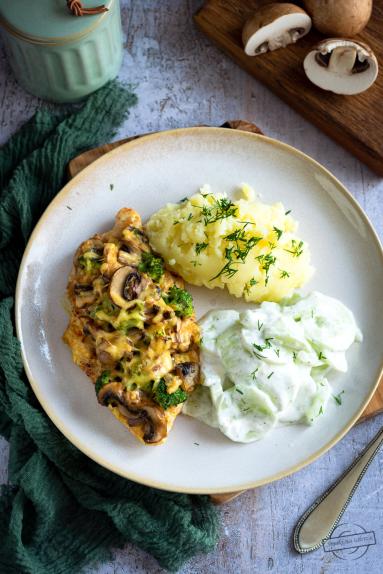 Zdjęcie - Piersi kurczaka z pieczarkami, brokułem i serem - Przepisy kulinarne ze zdjęciami