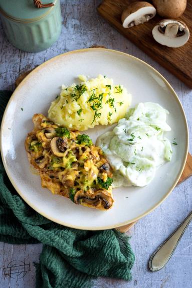 Zdjęcie - Piersi kurczaka z pieczarkami, brokułem i serem - Przepisy kulinarne ze zdjęciami