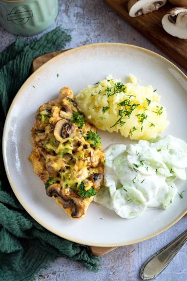 Zdjęcie - Piersi kurczaka z pieczarkami, brokułem i serem - Przepisy kulinarne ze zdjęciami