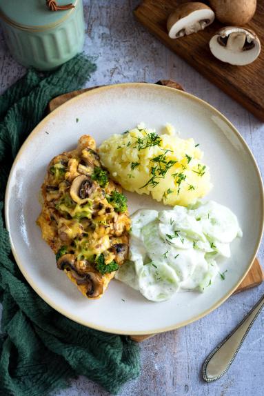 Zdjęcie - Piersi kurczaka z pieczarkami, brokułem i serem - Przepisy kulinarne ze zdjęciami