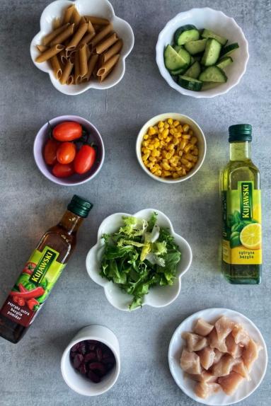 Zdjęcie - Warstwowa sałatka z kurczakiem i makaronem - Przepisy kulinarne ze zdjęciami