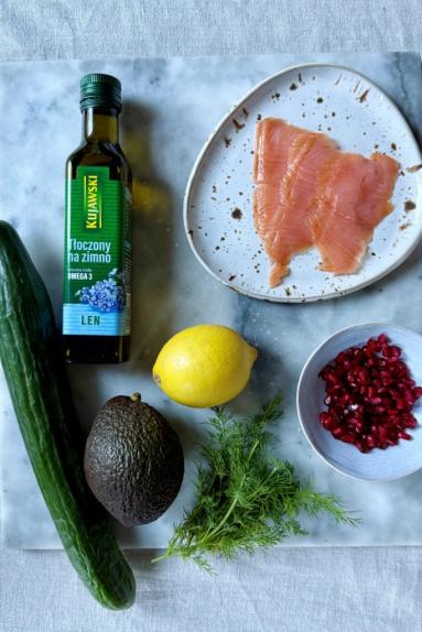 Zdjęcie - Sałatka z łososiem, awokado i granatem - Przepisy kulinarne ze zdjęciami